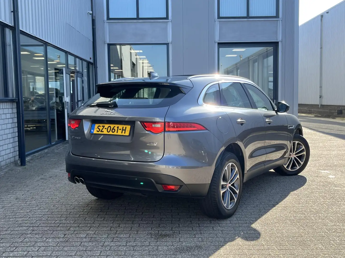 Jaguar F-Pace 2.0 Portfolio AWD 20d | NL Auto / Voll.Historie / Grijs - 2