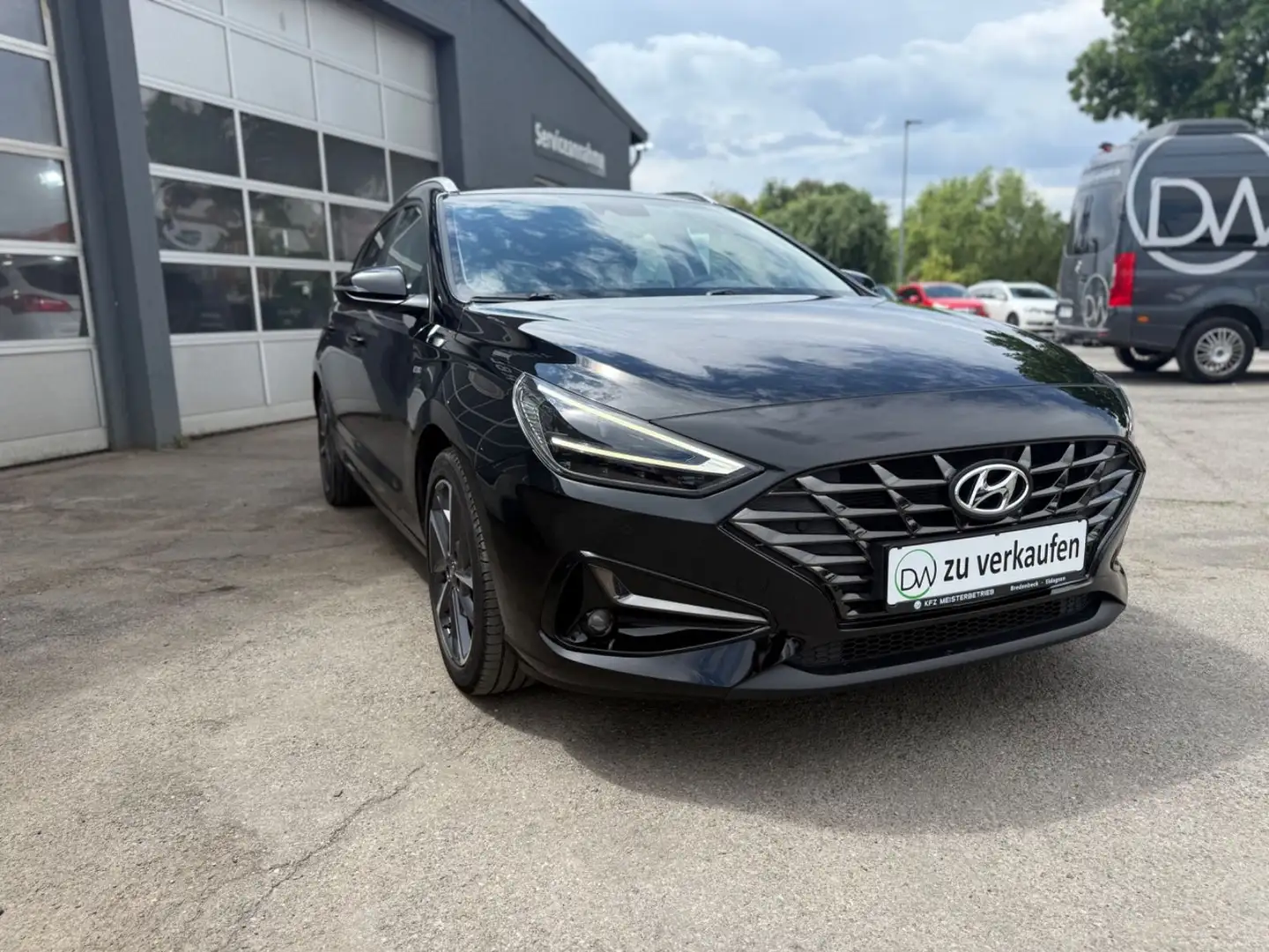 Hyundai i30 Edition 30+ Kombi 1.5 T-GDI AHK  Navi Zwart - 2
