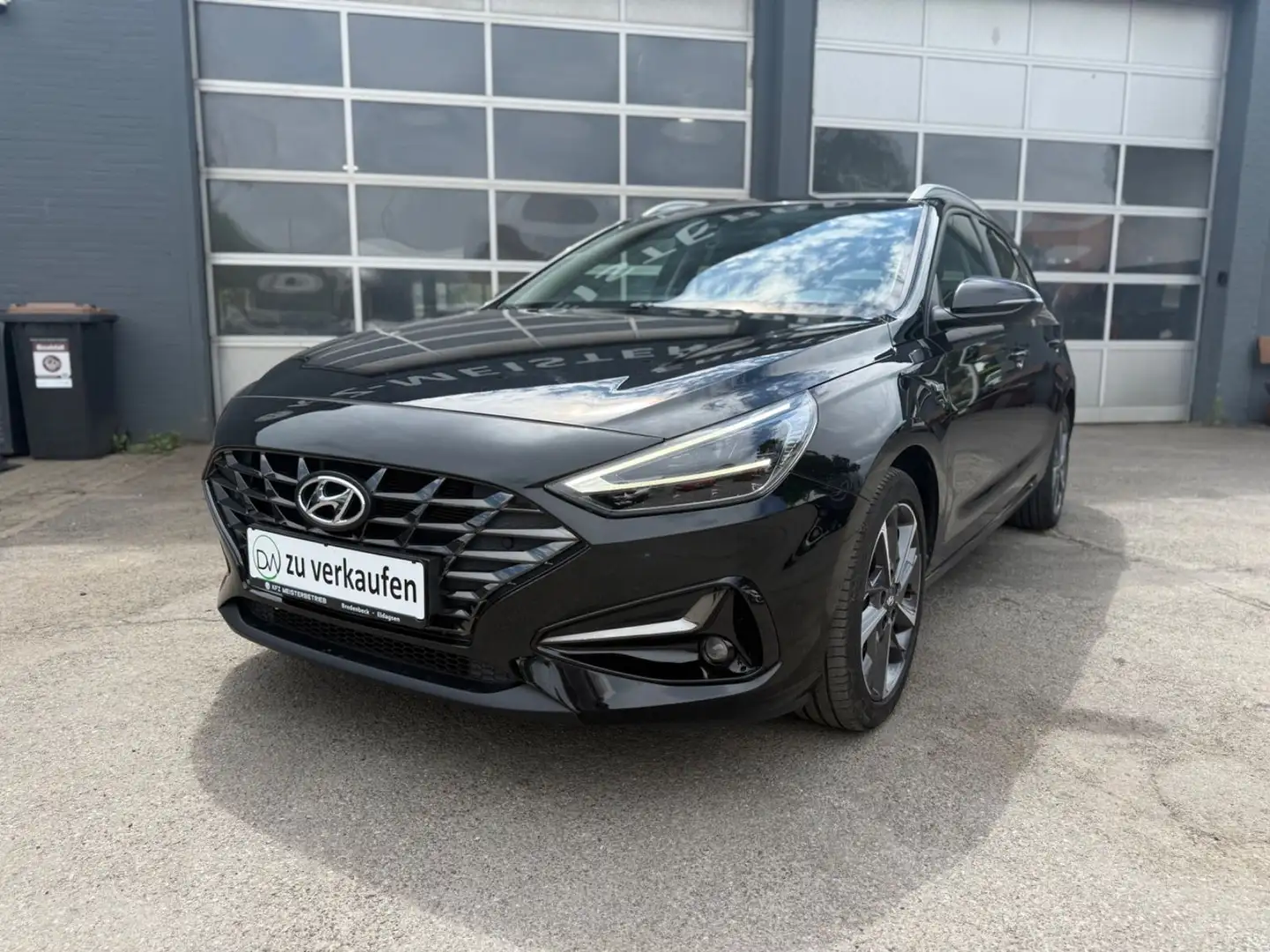 Hyundai i30 Edition 30+ Kombi 1.5 T-GDI AHK  Navi Zwart - 1