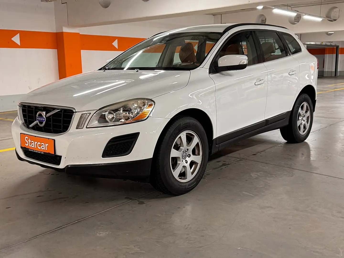 Volvo XC60 D4 AWD Momentum Geartronic Weiß - 1