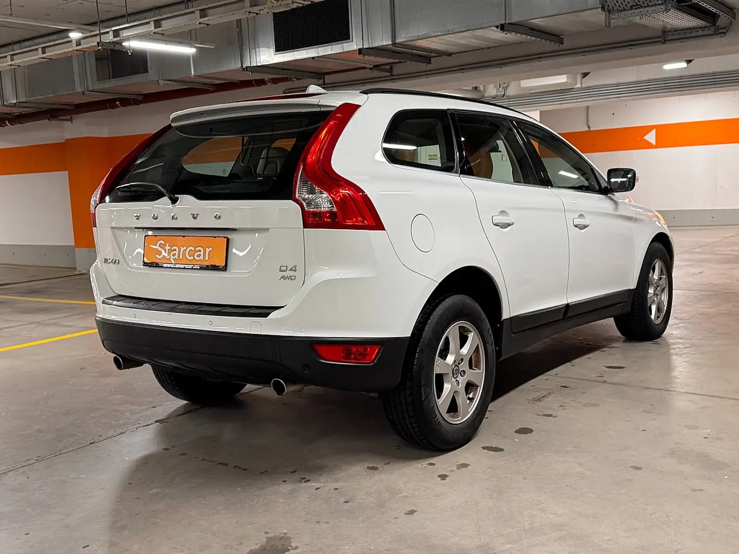 Volvo XC60 D4 AWD Momentum Geartronic Weiß - 2