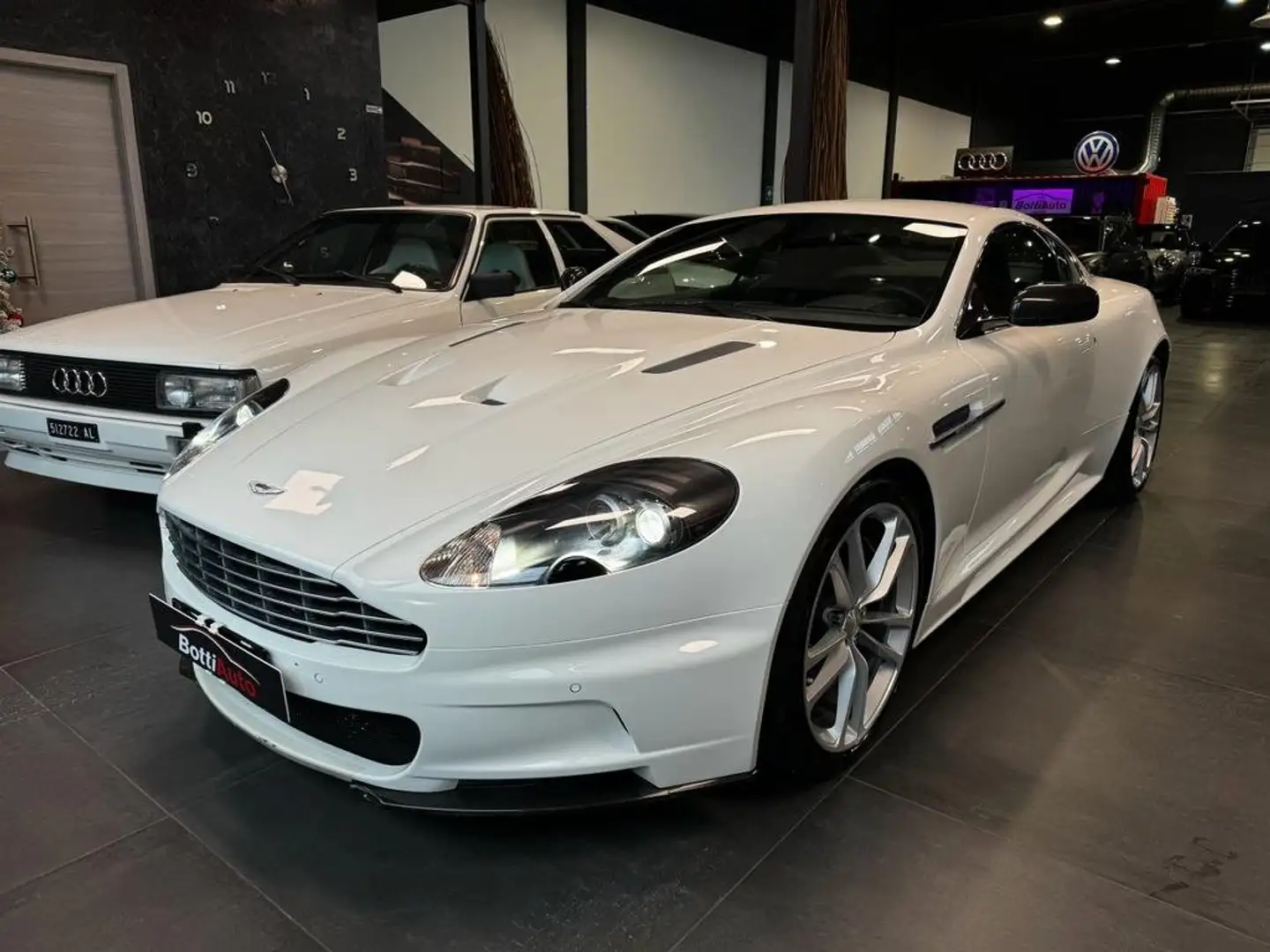 Aston Martin DBS Coupe 6.0 V12 touchtronic CARBOCERAMICI-B&O Bílá - 1