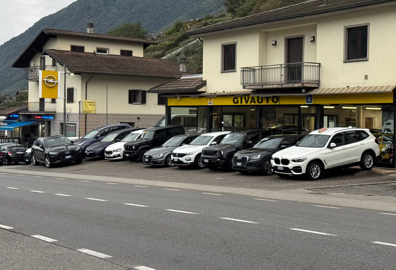 Audi Q3 AUDI Q3 2.0cc 177CV 4X4 S-Line AUTOMATICO Weiß - 2