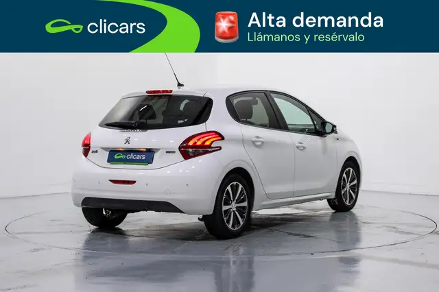 Peugeot 208 view 5