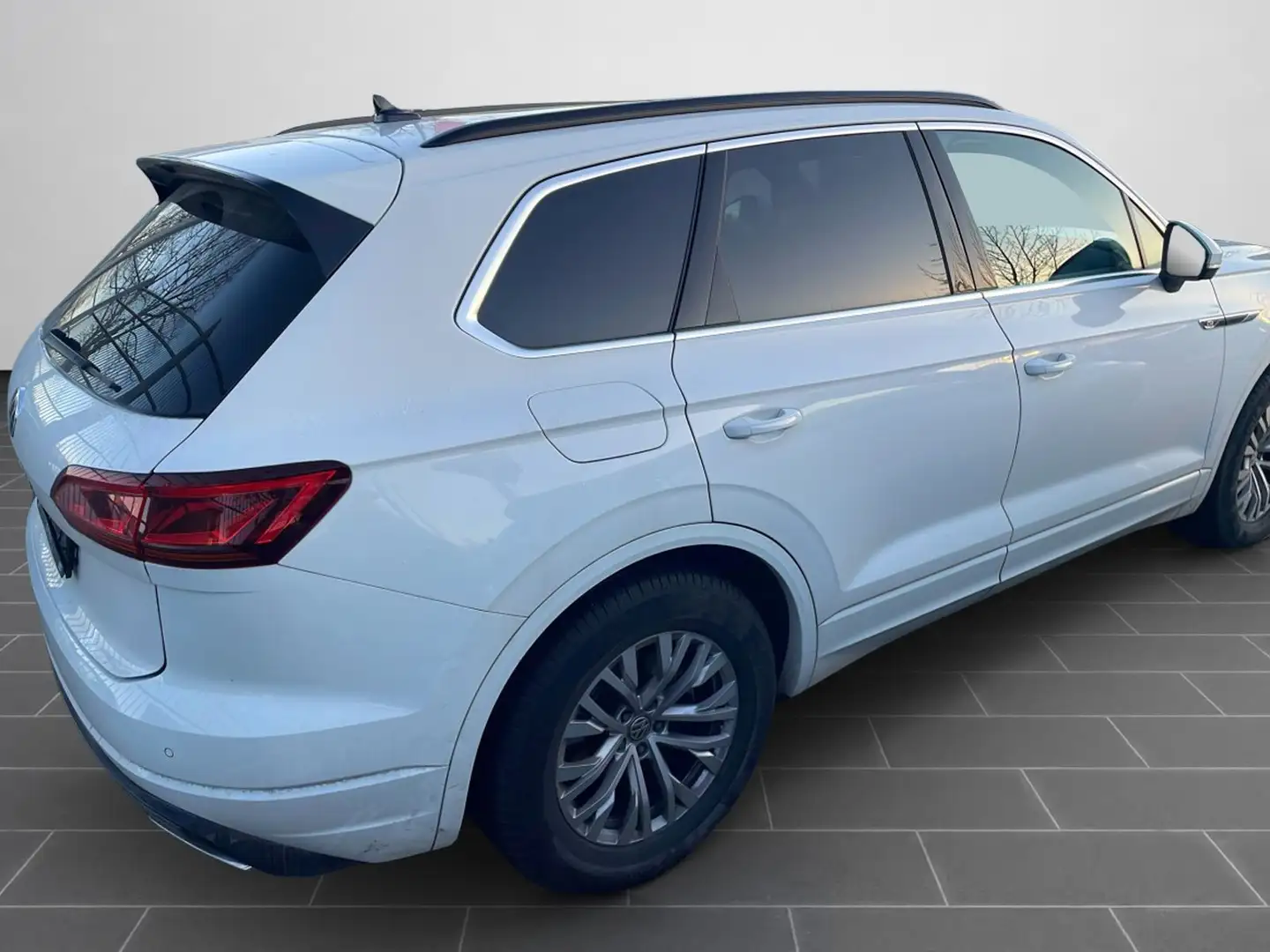 Volkswagen Touareg 3,0 TDI DSG R-Line LED/NAVI/AHK/u.v.m. Weiß - 2