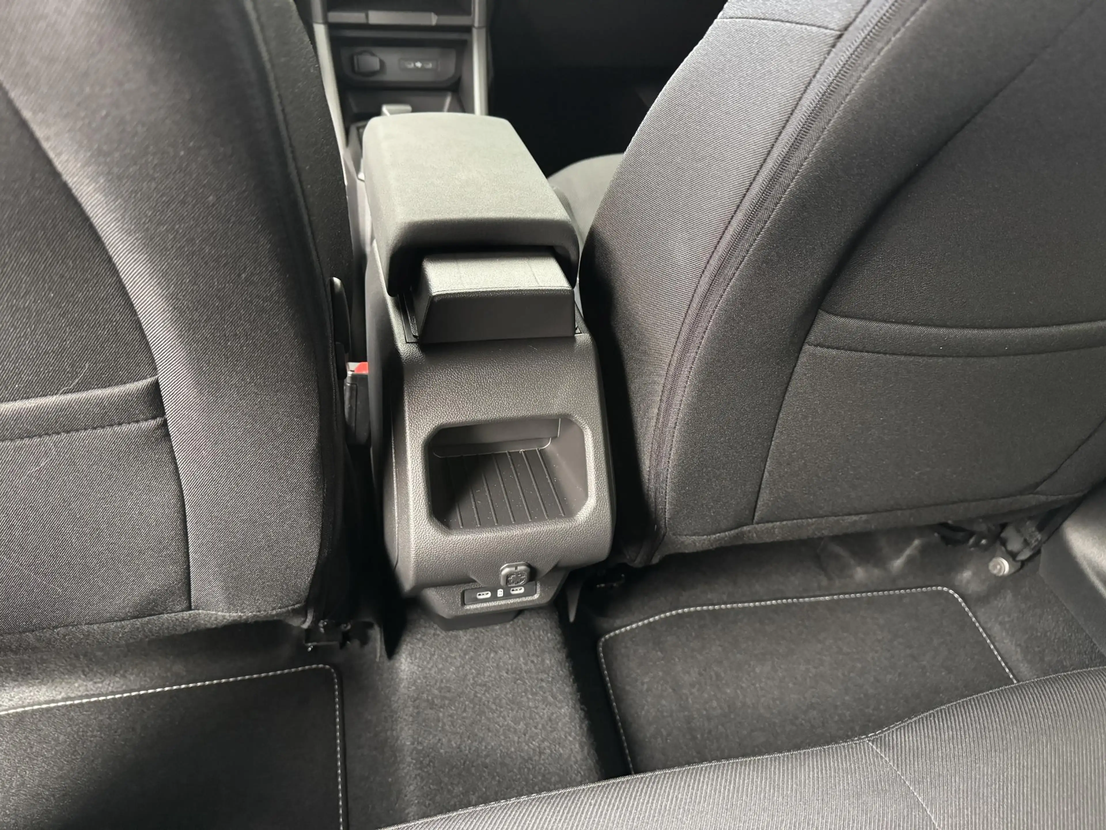 Dacia Duster 1.8 hybrid 155 expression | Nieuw uit voorraad | N — photo 24