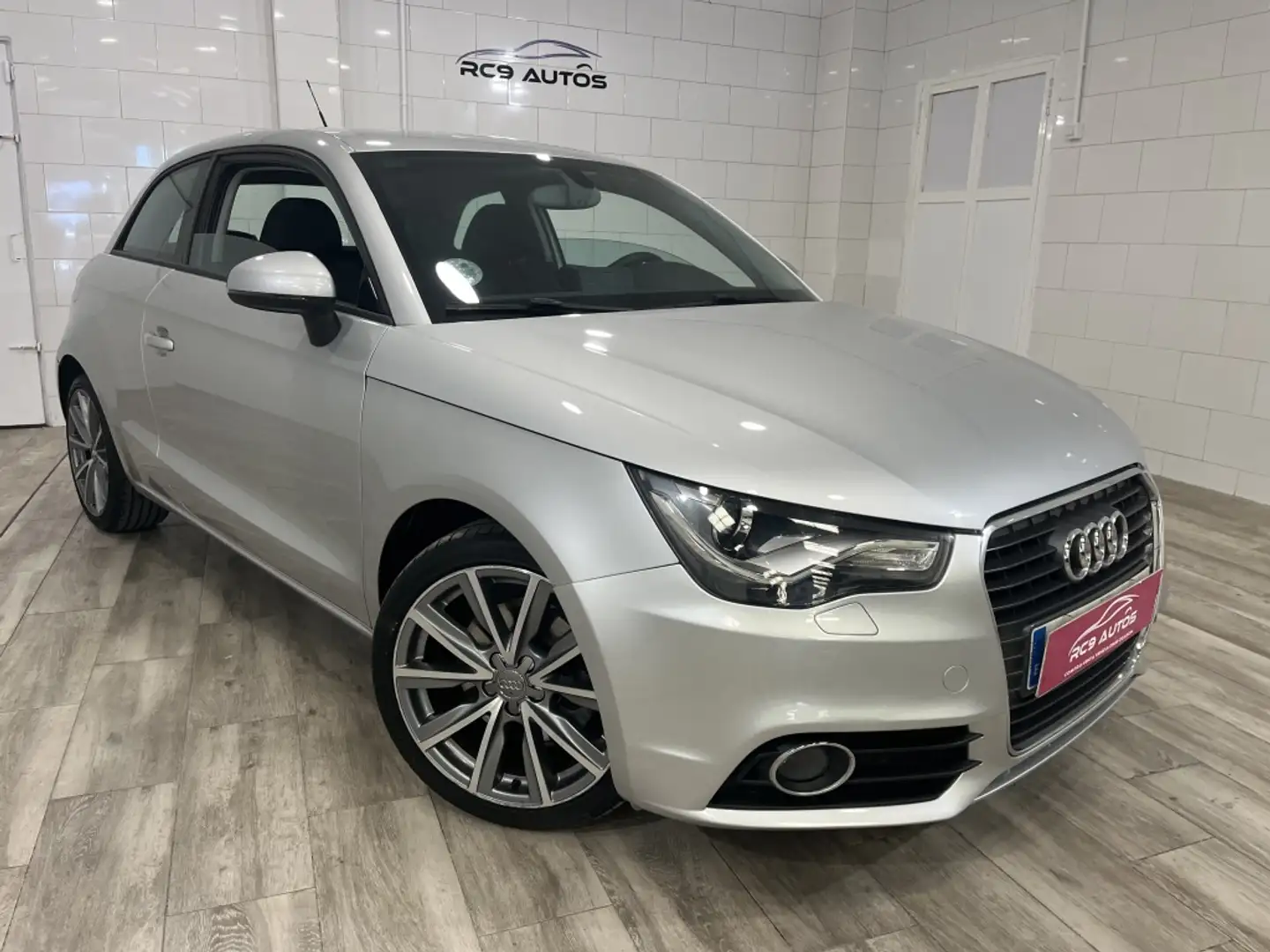 Audi A1 1.6TDI Attraction 90 Grijs - 1