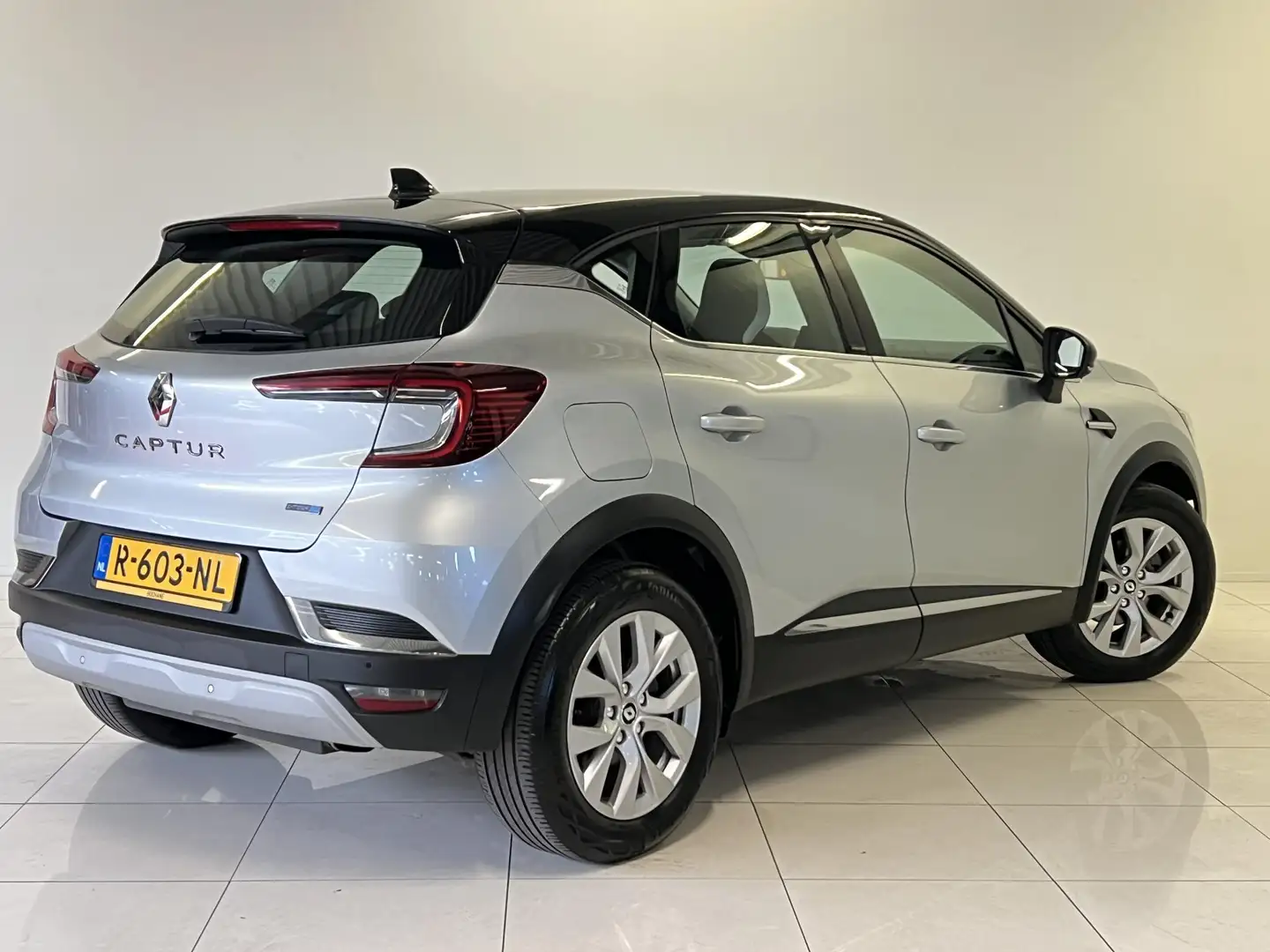Renault Captur 1.6 E-Tech Plug-in Hybrid 160 Intens | Navigatie | Grijs - 2