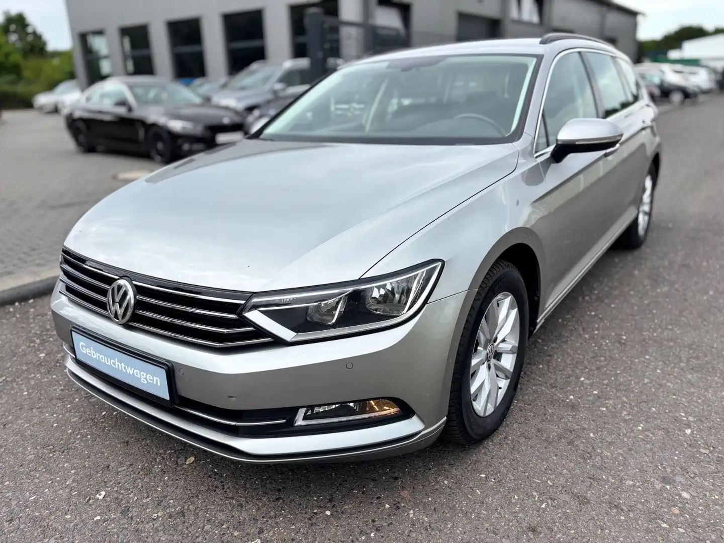 Volkswagen Passat Variant Passat Comfortline Autom./Navi+/Massage/AHK Silber - 1