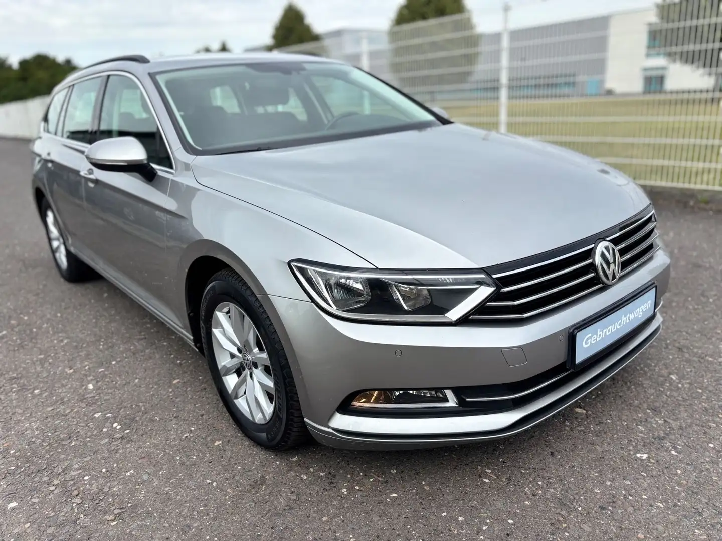Volkswagen Passat Variant Passat Comfortline Autom./Navi+/Massage/AHK Silber - 2