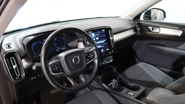 Volvo XC40 view 2