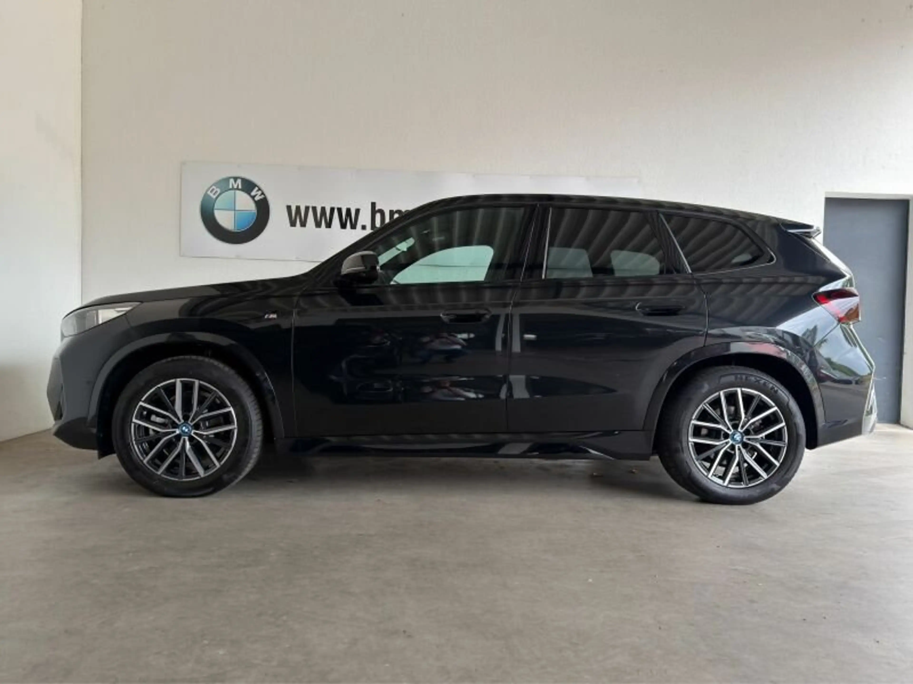 BMW iX1 xDrive30 M Sportpaket — photo 14