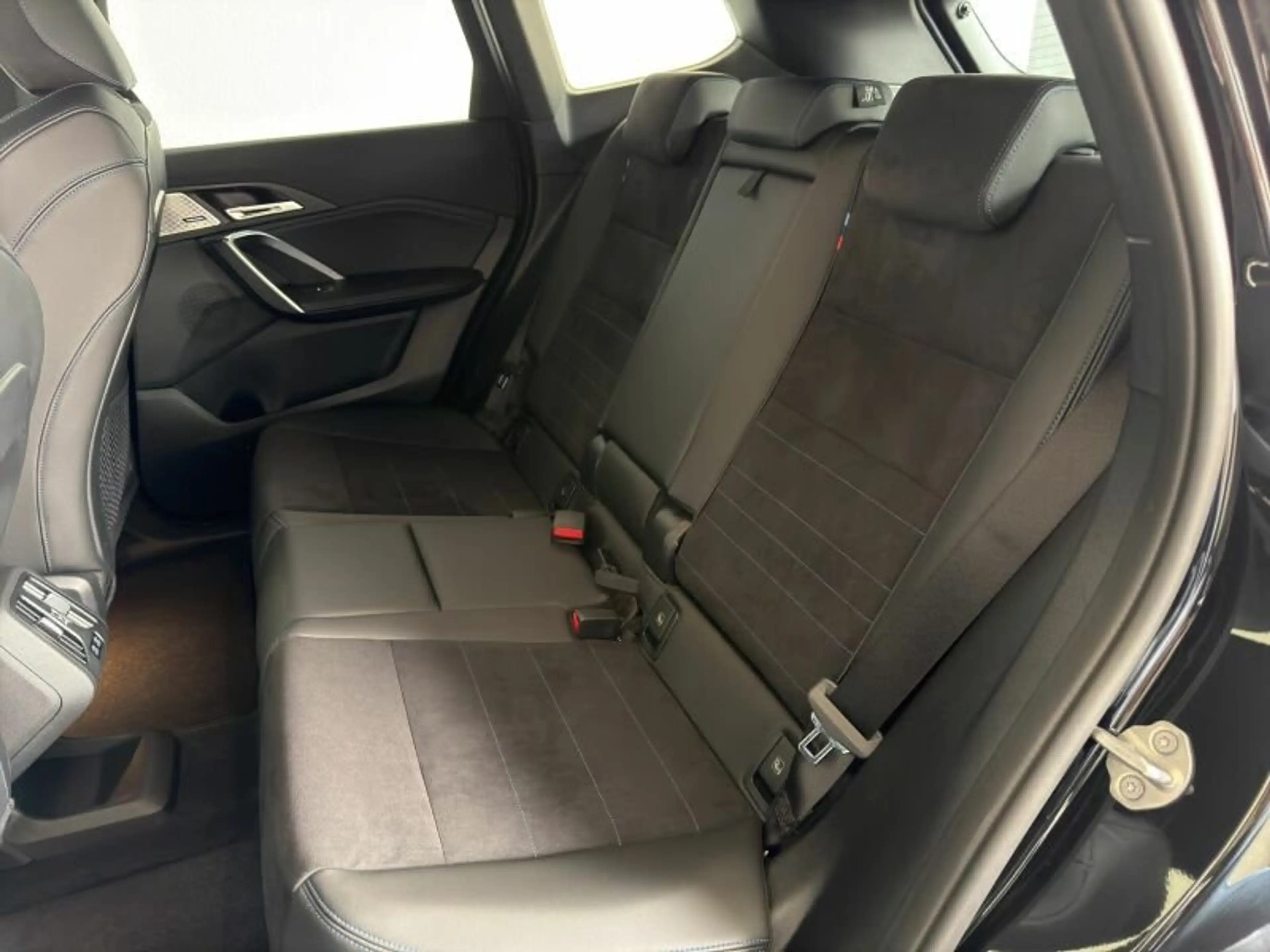 BMW iX1 xDrive30 M Sportpaket — photo 8