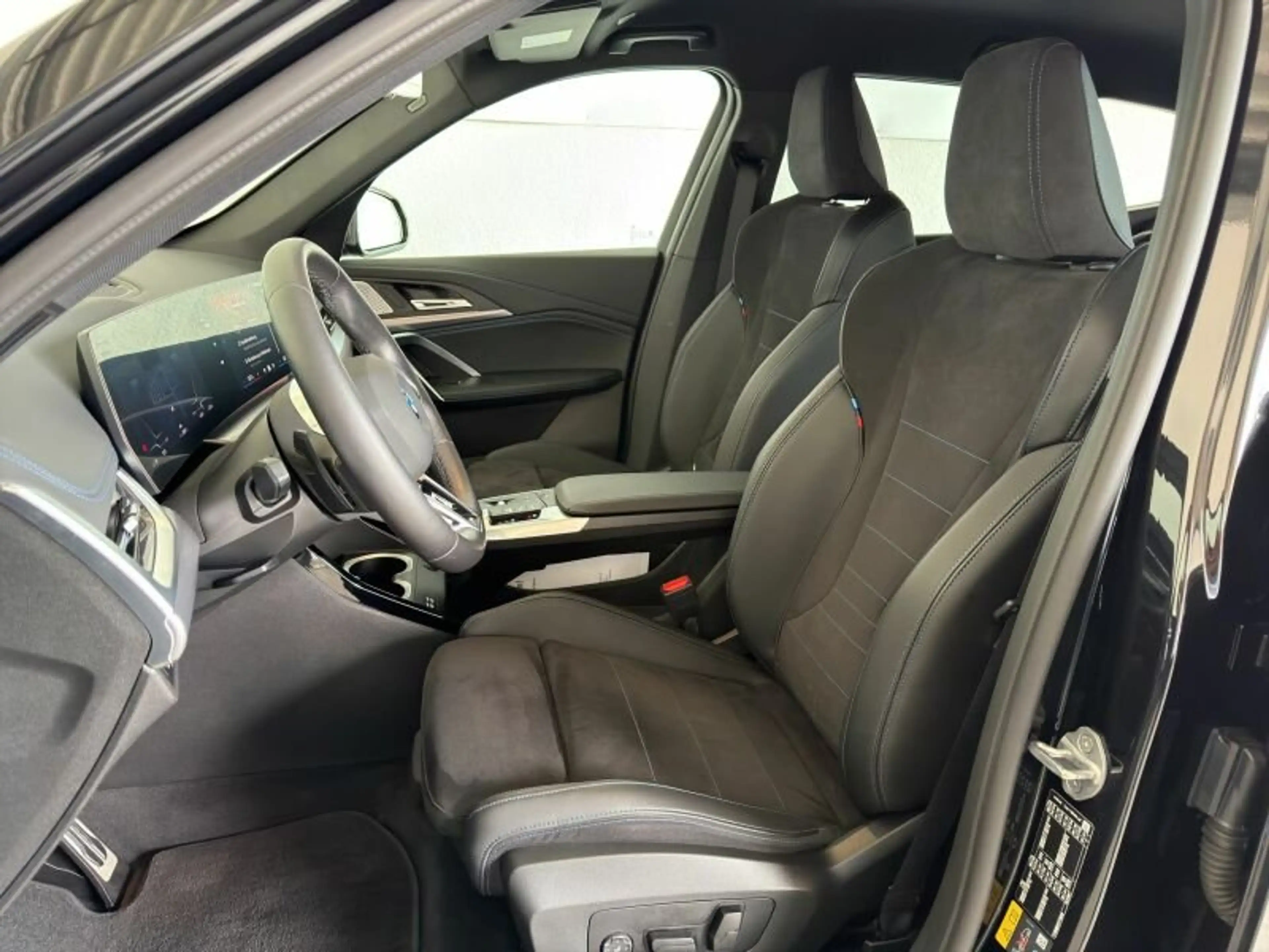BMW iX1 xDrive30 M Sportpaket — photo 7