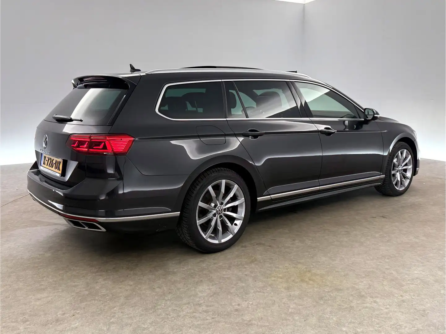 Volkswagen Passat Variant 1.5 TSI 150PK R-Line DSG Pano LED Virtual Trekhaak Grijs - 2
