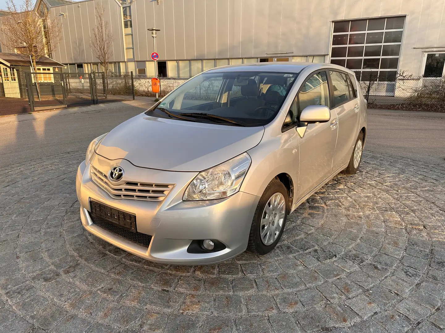 Toyota Verso Life Silber - 1