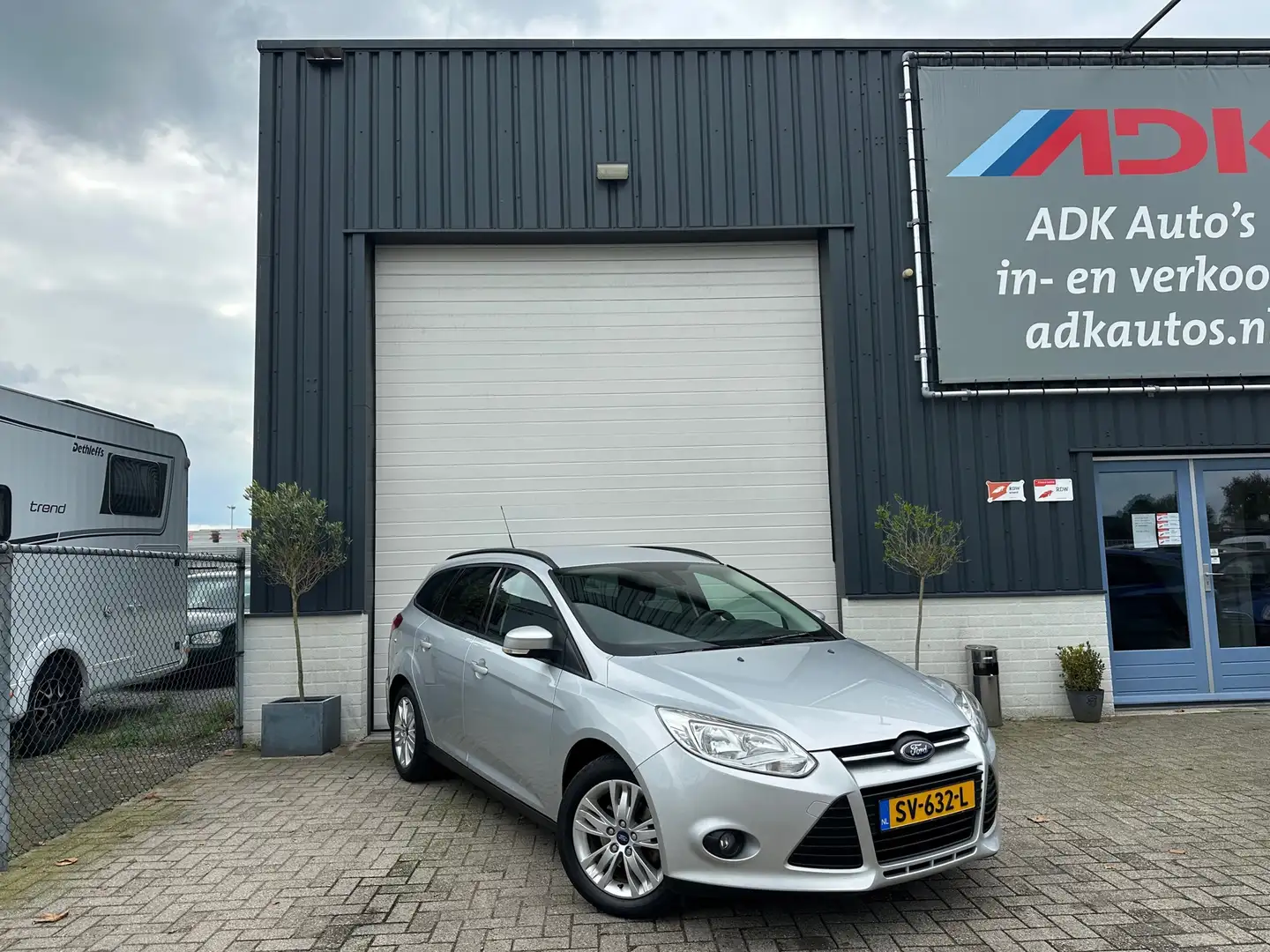 Ford Focus Wagon 1.0 EcoBoost Trend NAVI/STOELVERW/TREKHAAK/P Grau - 2