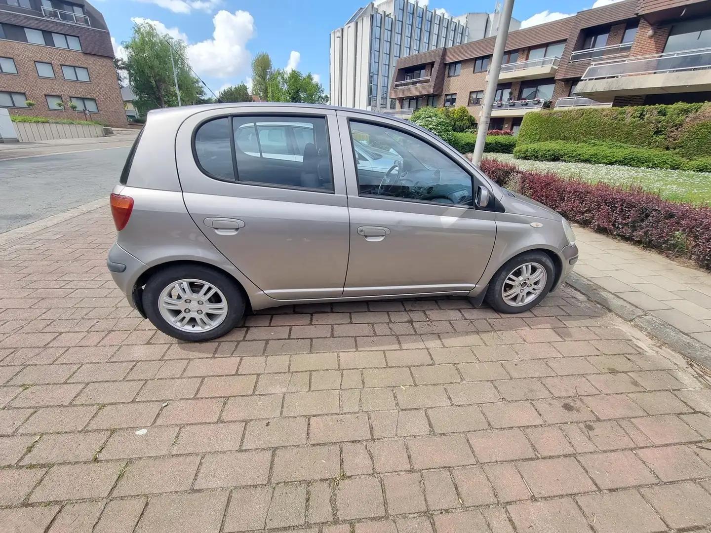 Toyota Yaris 1.3i VVT-i 16v Linea Luna Beige - 1
