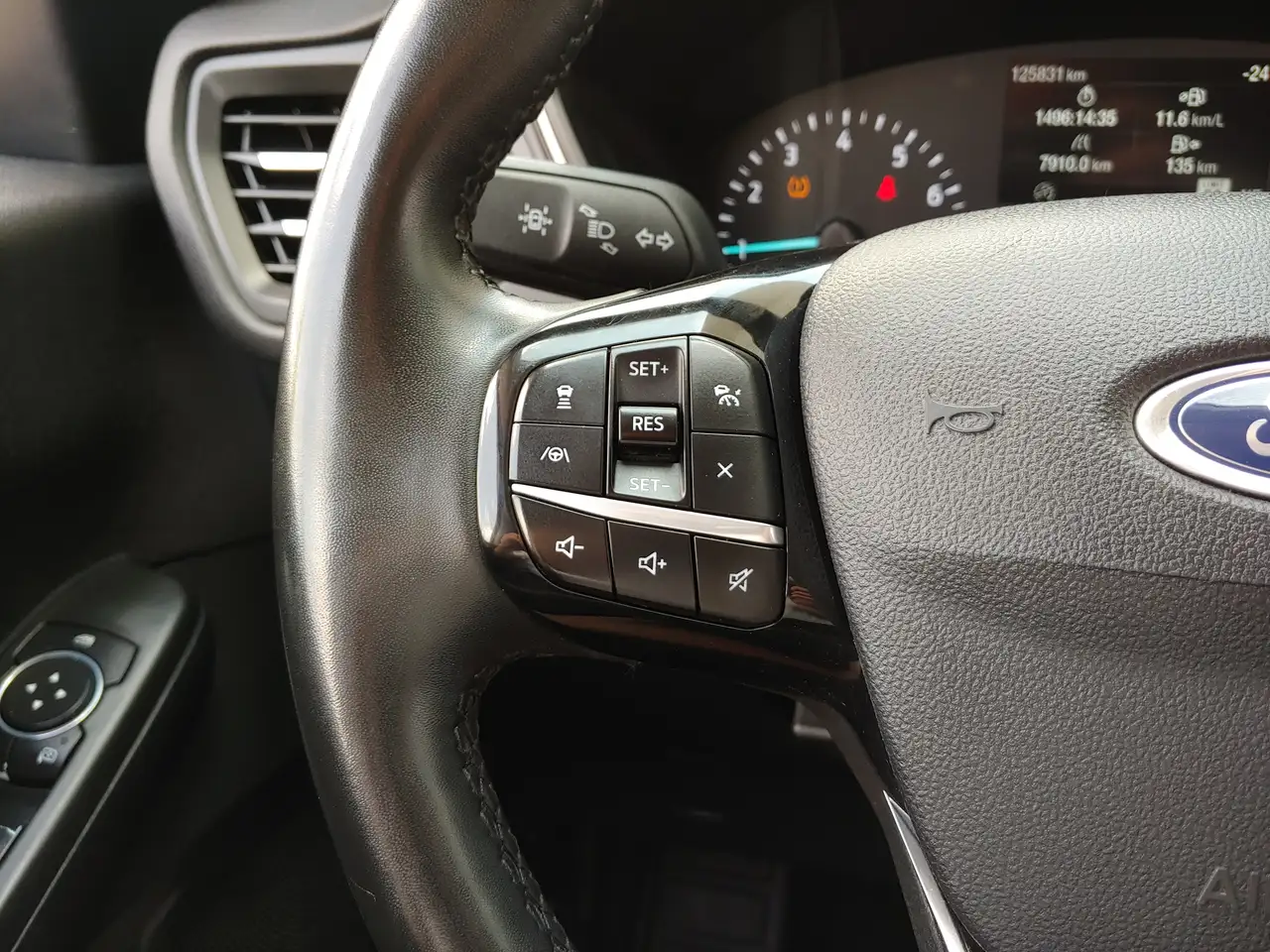 Ford Escape снимка Ford Escape