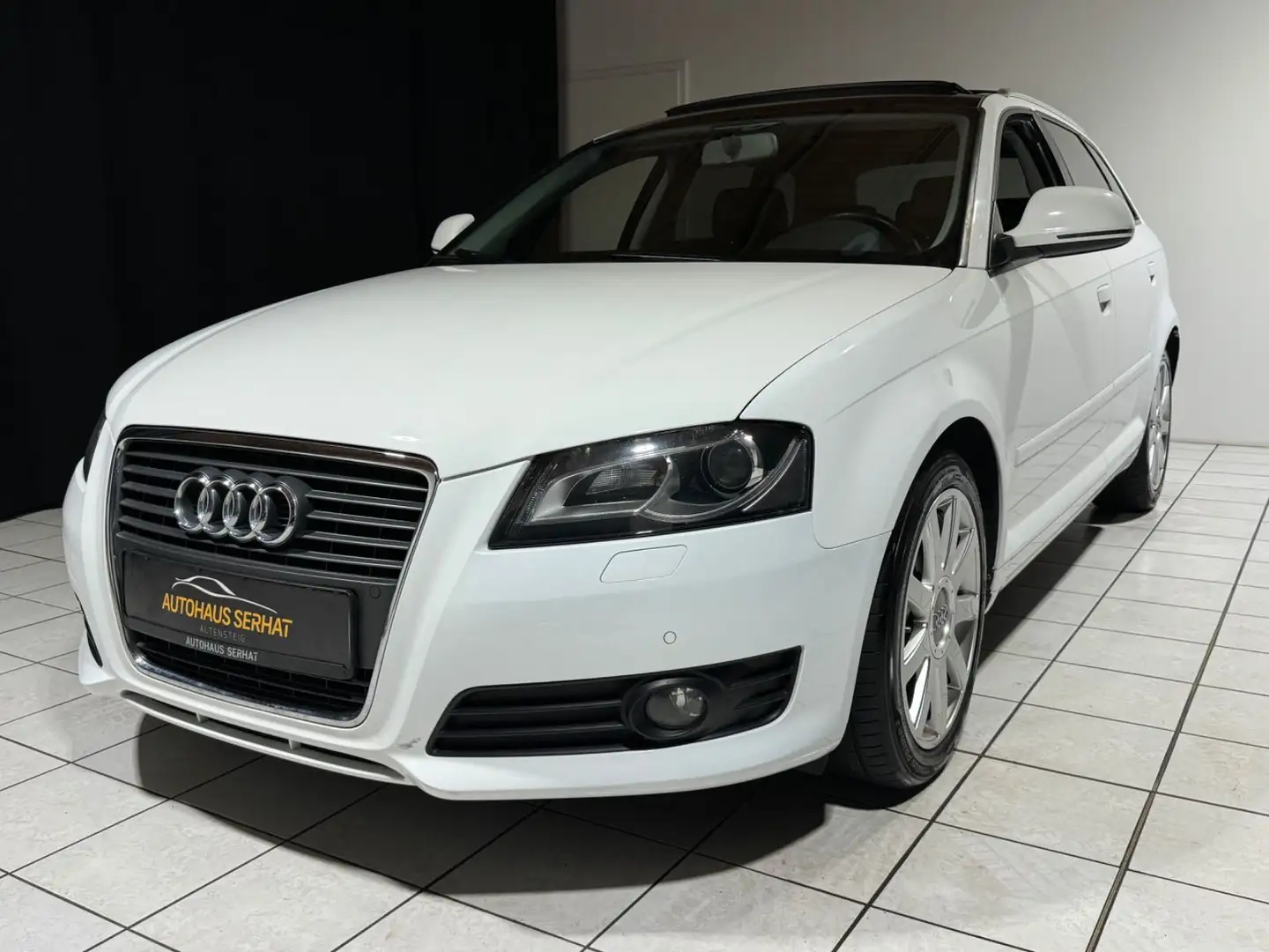 Audi A3 Sportback 2.0 TDI Aut. *PANO*NAVI*LEDER*XENON Weiß - 1