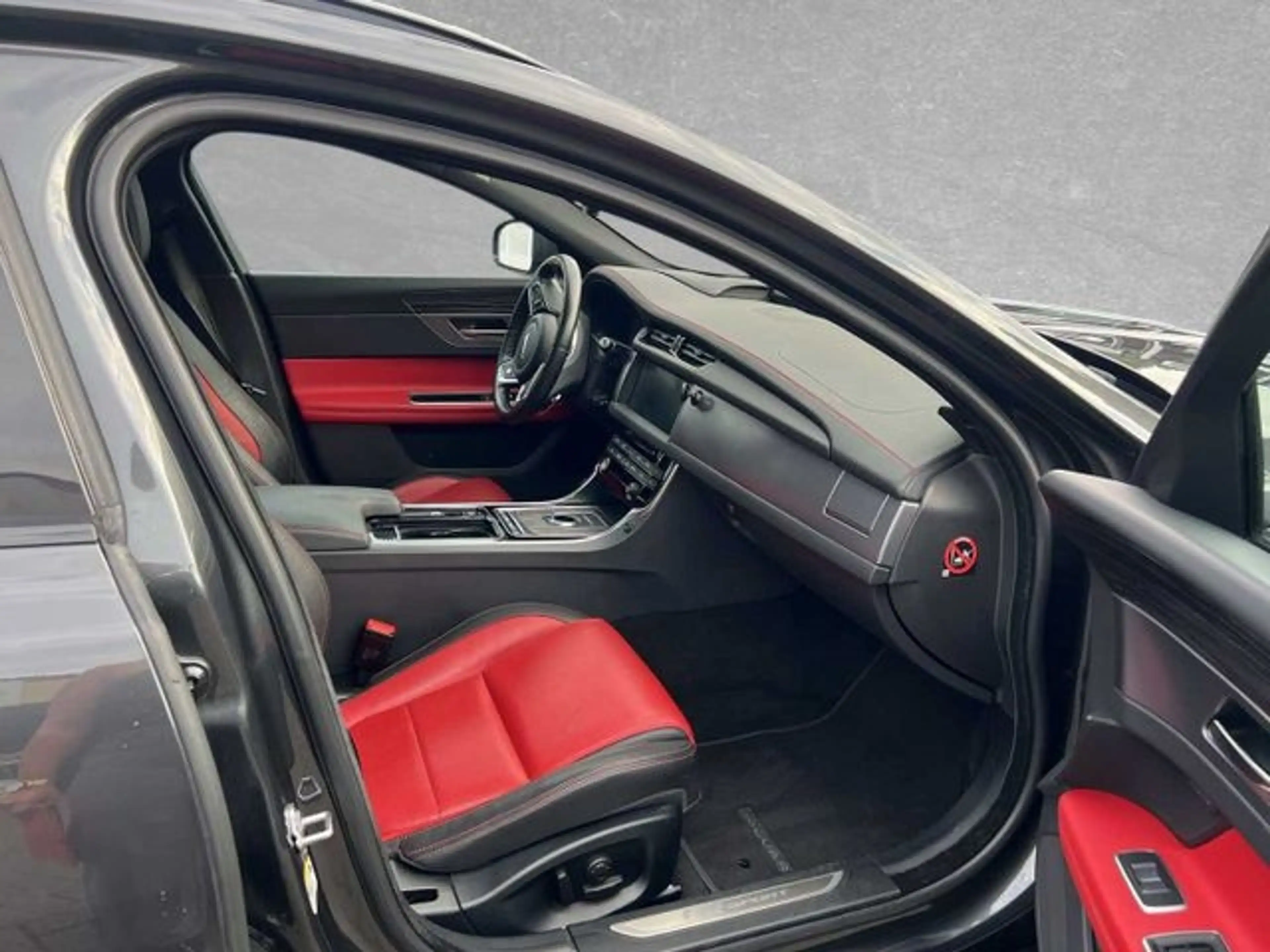 Jaguar XF Sportbrake 30t AWD R-Sport — photo 8