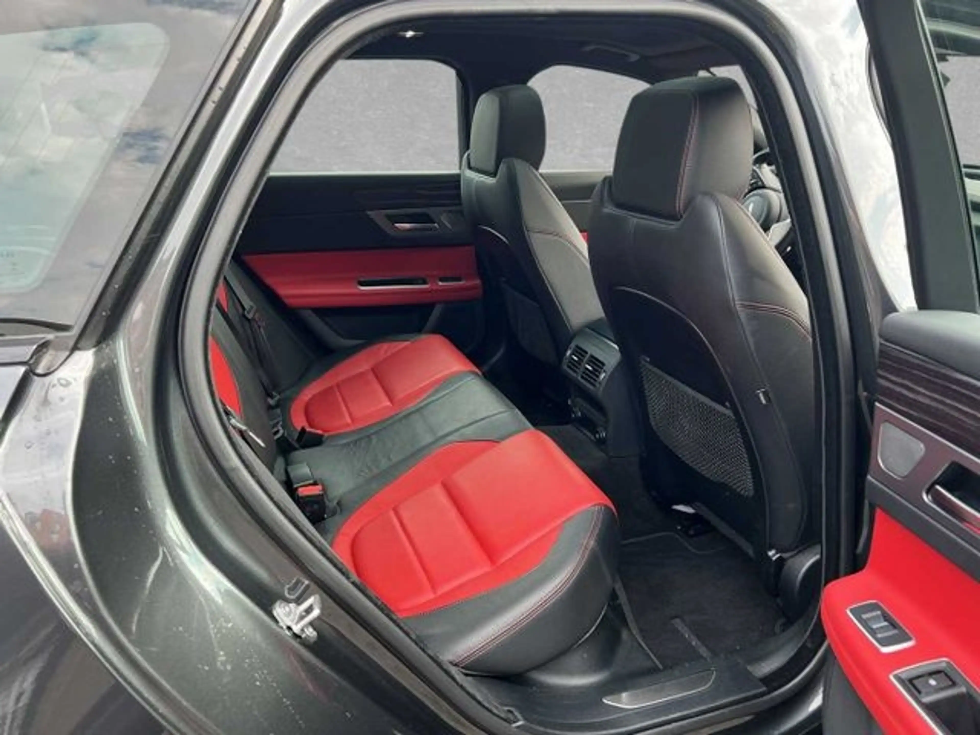 Jaguar XF Sportbrake 30t AWD R-Sport — photo 6