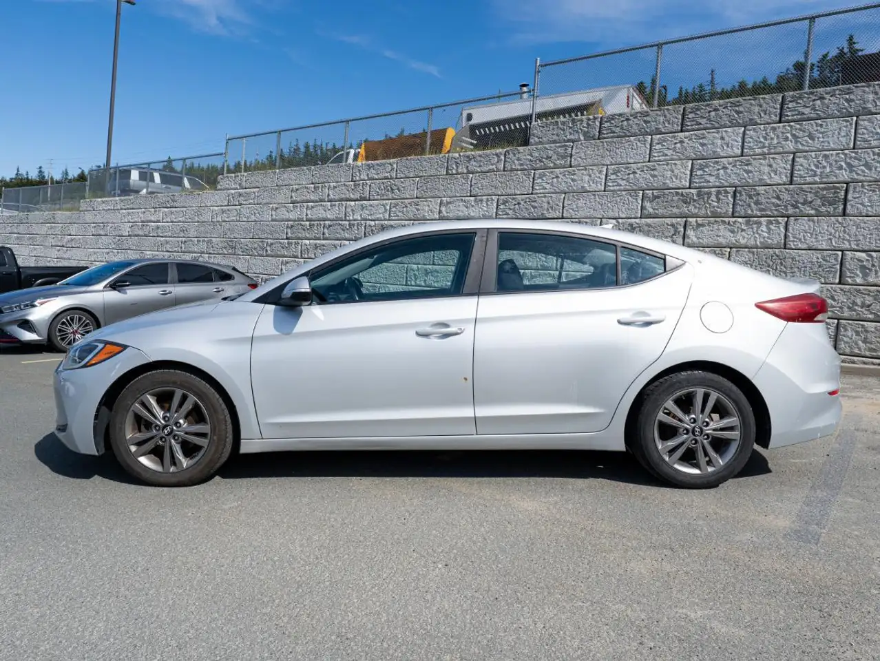 Hyundai ELANTRA photo Hyundai ELANTRA
