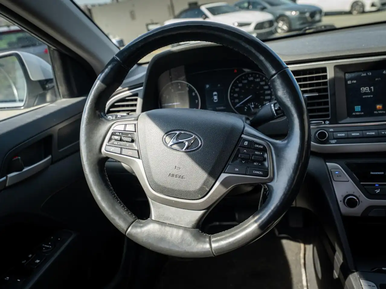 Hyundai ELANTRA photo Hyundai ELANTRA