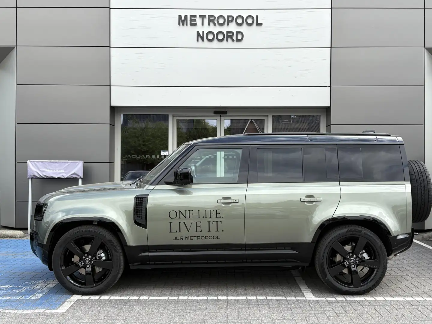 Land Rover Defender // 110 D250 X-Dynamic SE Groen - 2