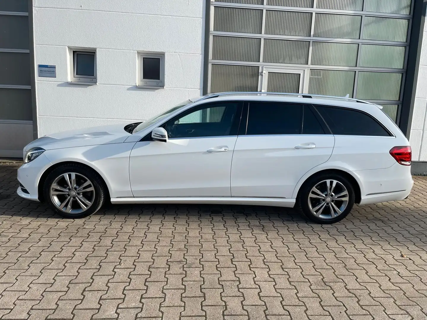 Mercedes-Benz E 200 T CGI Avantgarde/AUTOM./Navi/LED/SHZ/Garant Blanc - 2