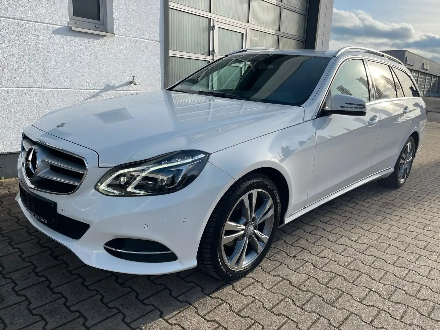 Mercedes-Benz E 200 T CGI Avantgarde/AUTOM./Navi/LED/SHZ/Garant Blanc - 1