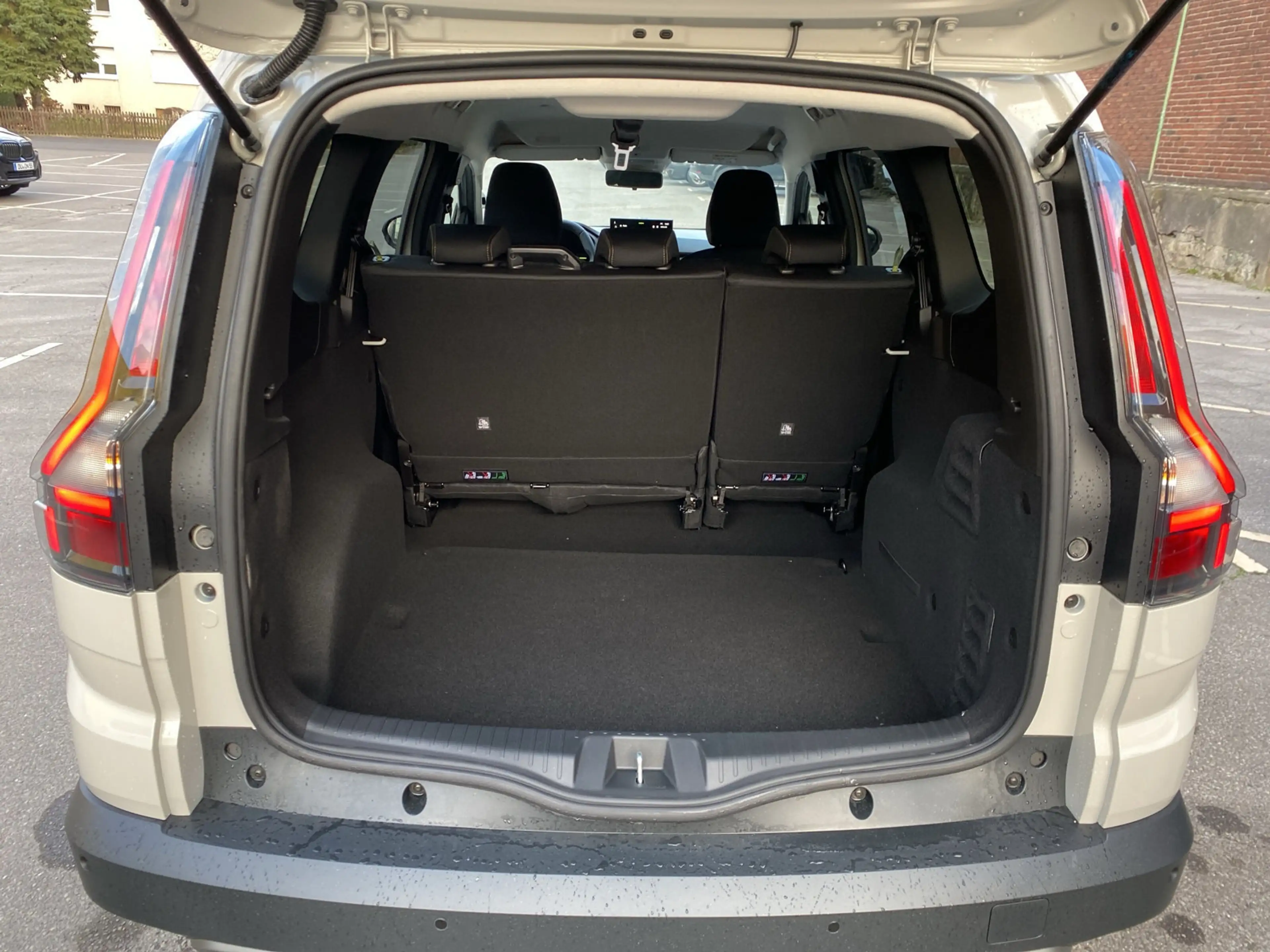 Dacia Jogger Extreme hybrid 155 Auto 360°Kamera Navi — photo 8