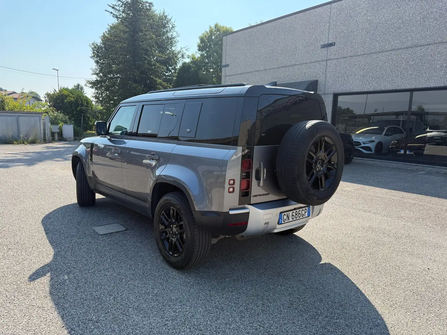 Land Rover Defender 110 3.0d i6 mhev 200cv auto 7pti TETTO GANCIO Grigio - 2
