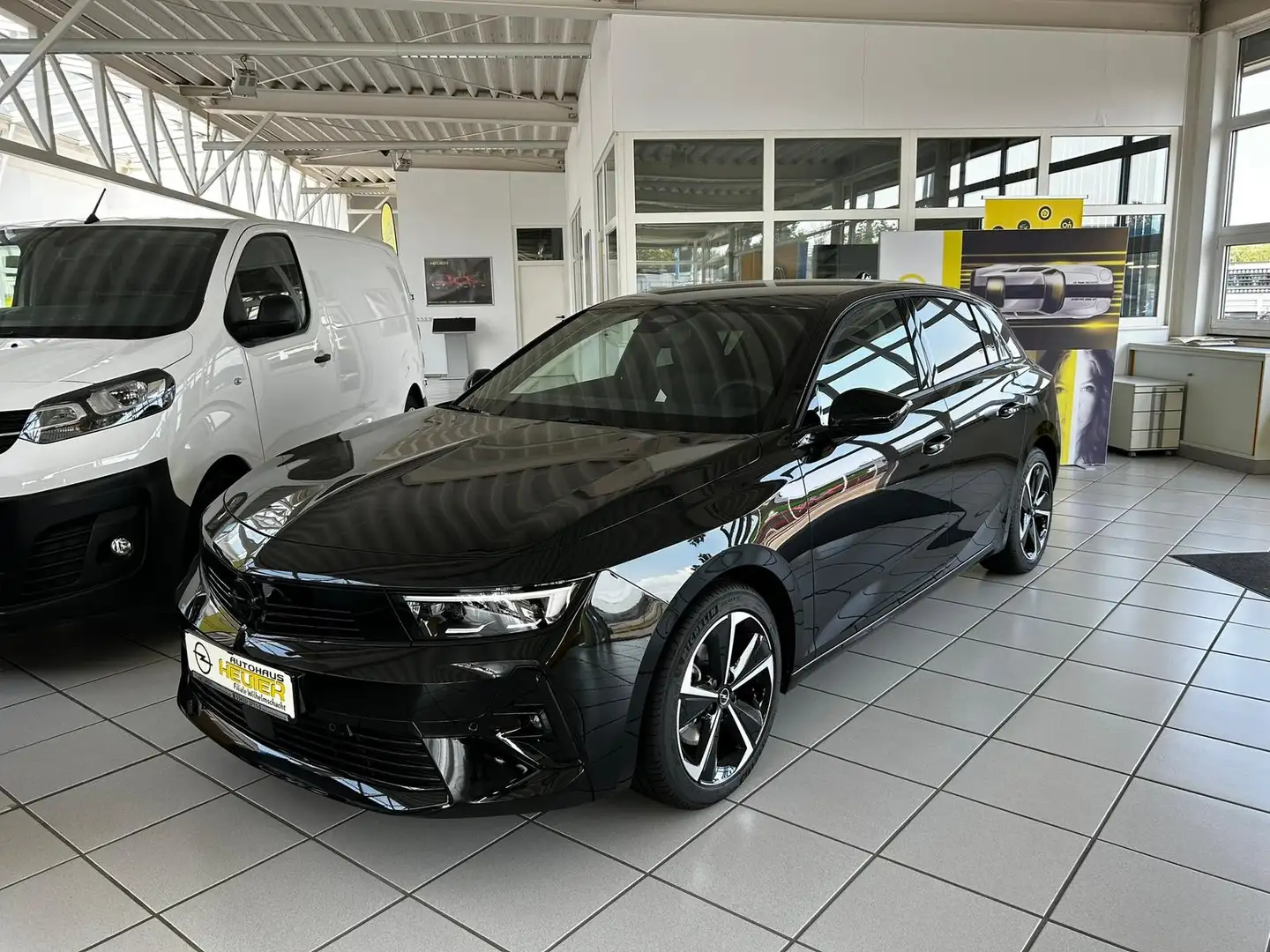 Opel Astra L Lim. 5-trg. GS Line Schwarz - 1