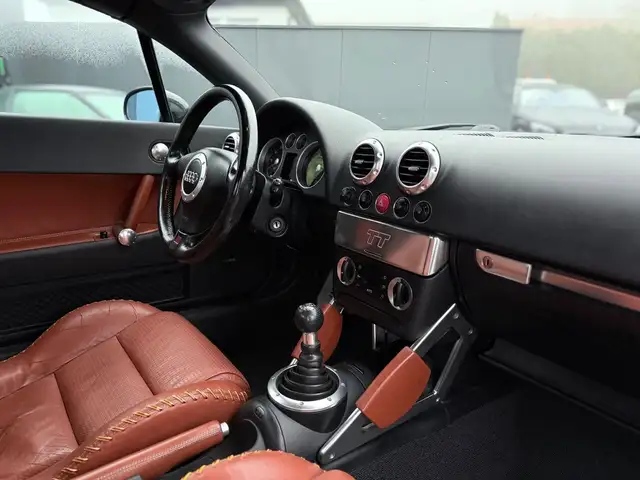 Audi TT view 14