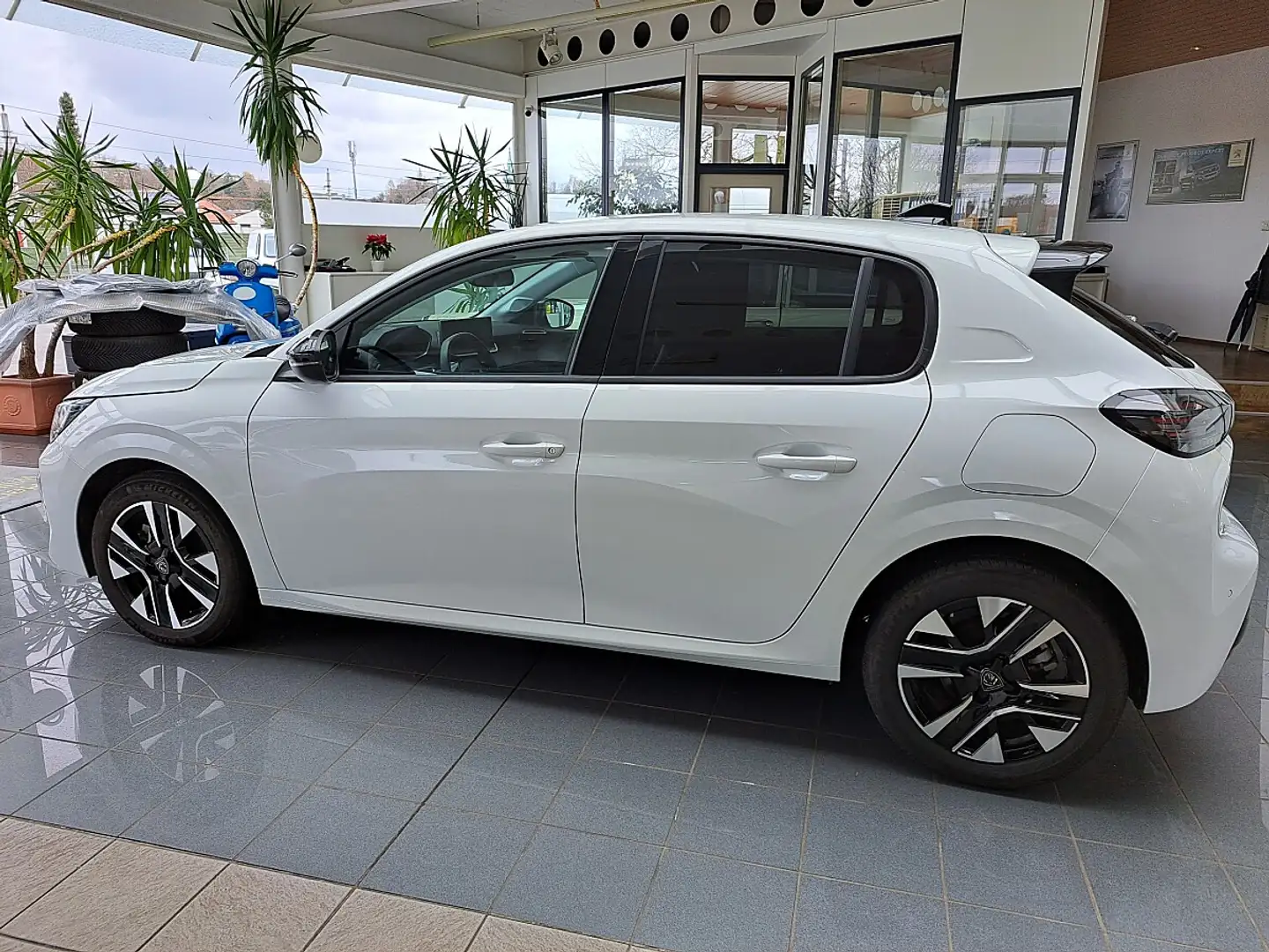Peugeot 208 Hybrid 136 e-DCS6 Allure Weiß - 2