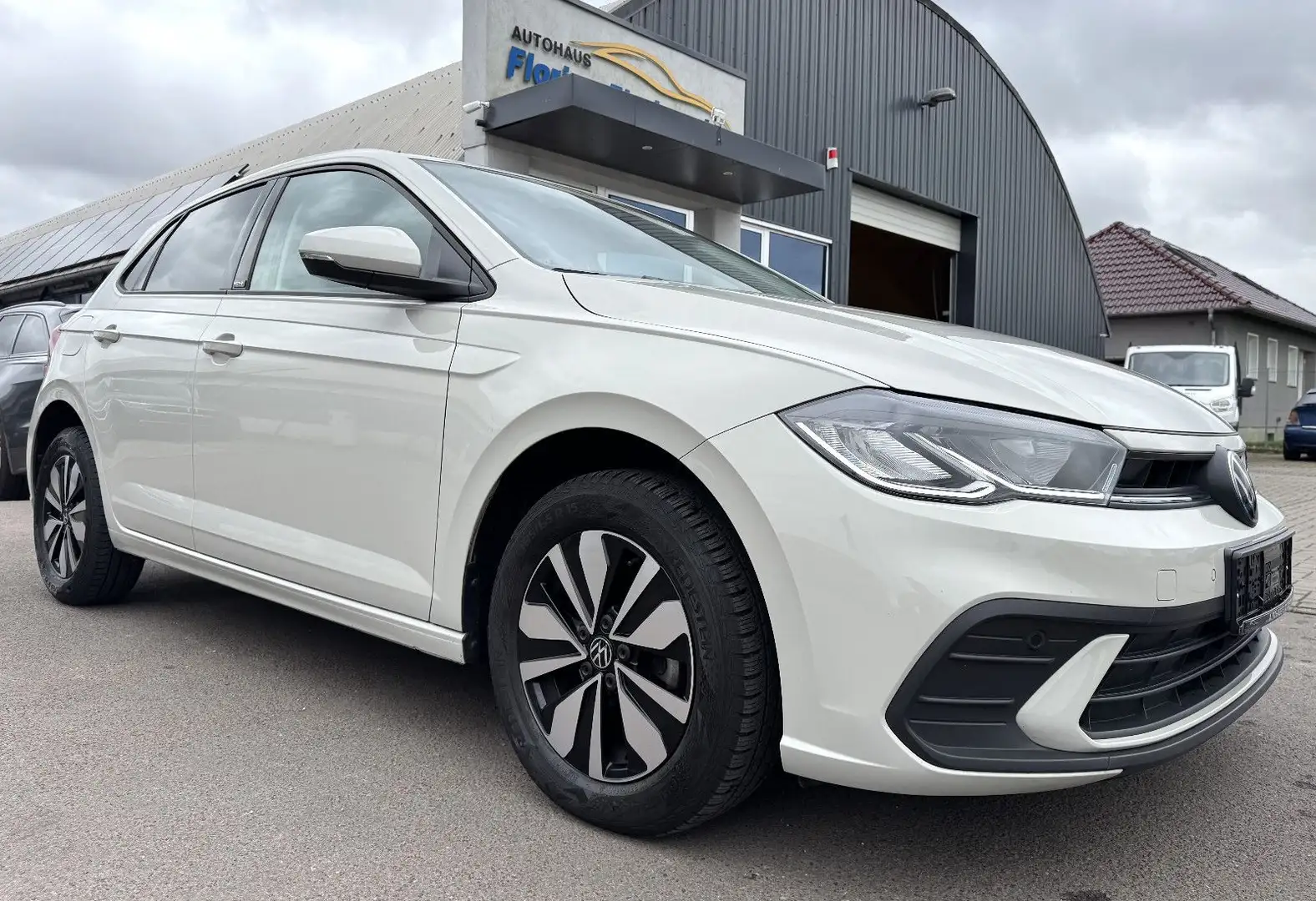 Volkswagen Polo VI Move, LED, PDC, SH, Navi Gris - 1