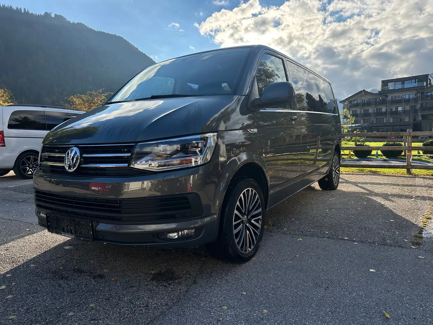 Volkswagen T6 Caravelle Caravelle Comfortline Lang 2,0 TDI 4Motion DSG Grau - 1