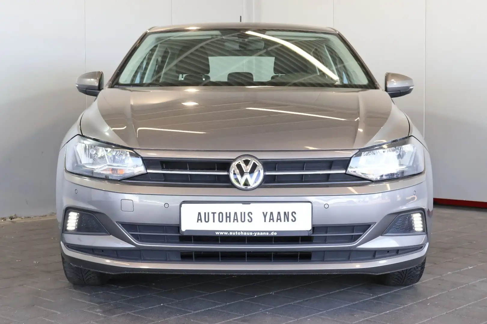 Volkswagen Polo VI 1.0 TSI Comfortline FRONT+NAVI+PDC Grau - 2