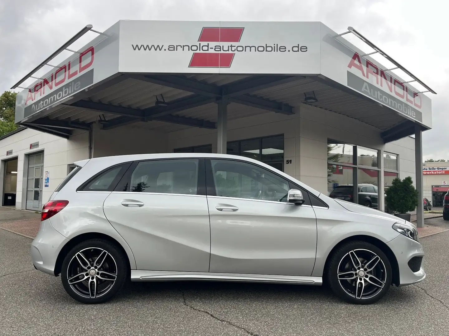 Mercedes-Benz B 180 AMG Line (LED, Navi, Kamera, Sitzheizung) Silber - 2