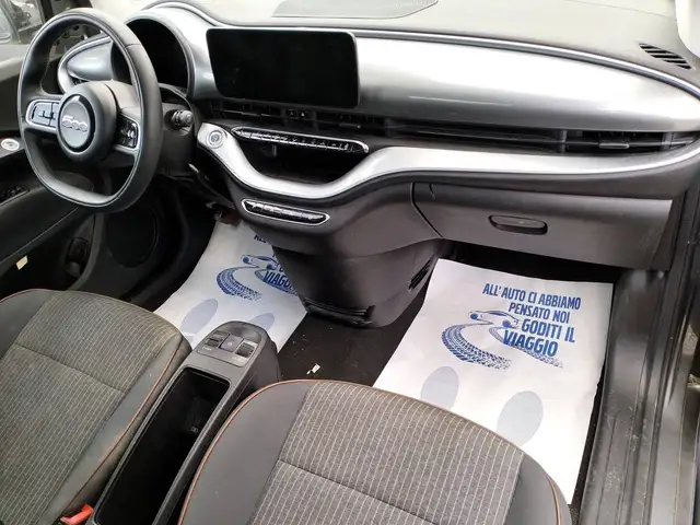Fiat 500E view 12