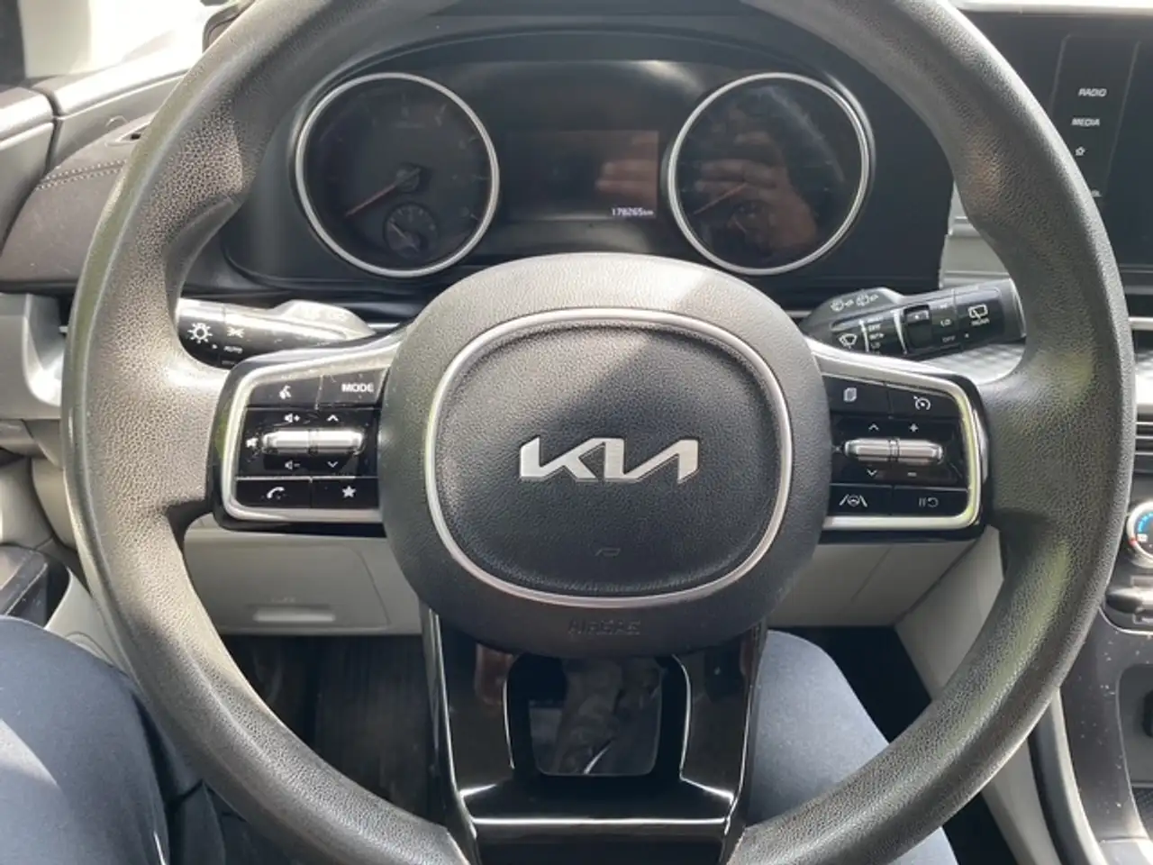 Kia Carnival снимка Kia Carnival