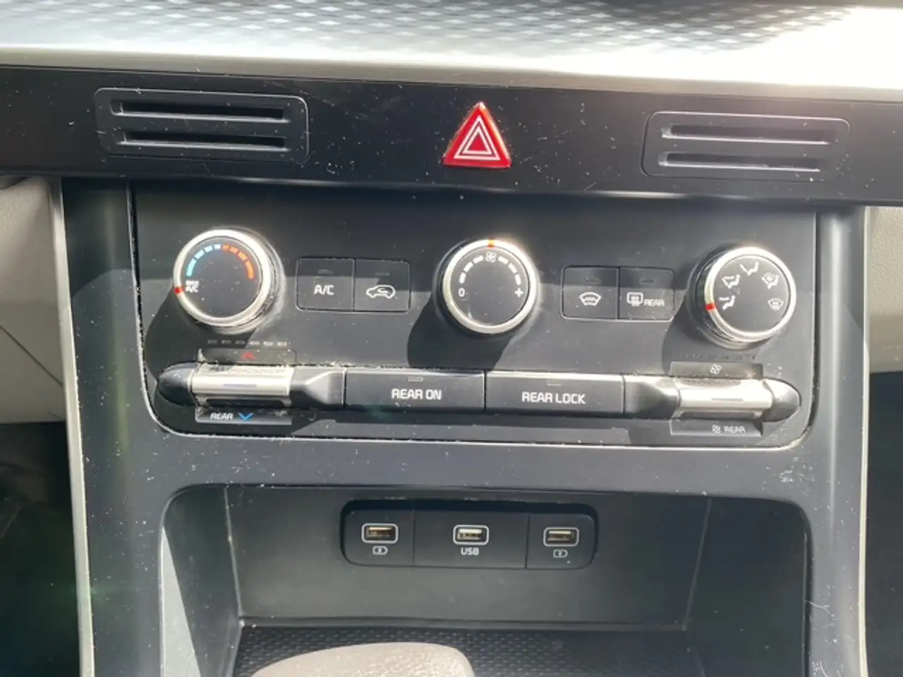 Kia Carnival снимка Kia Carnival