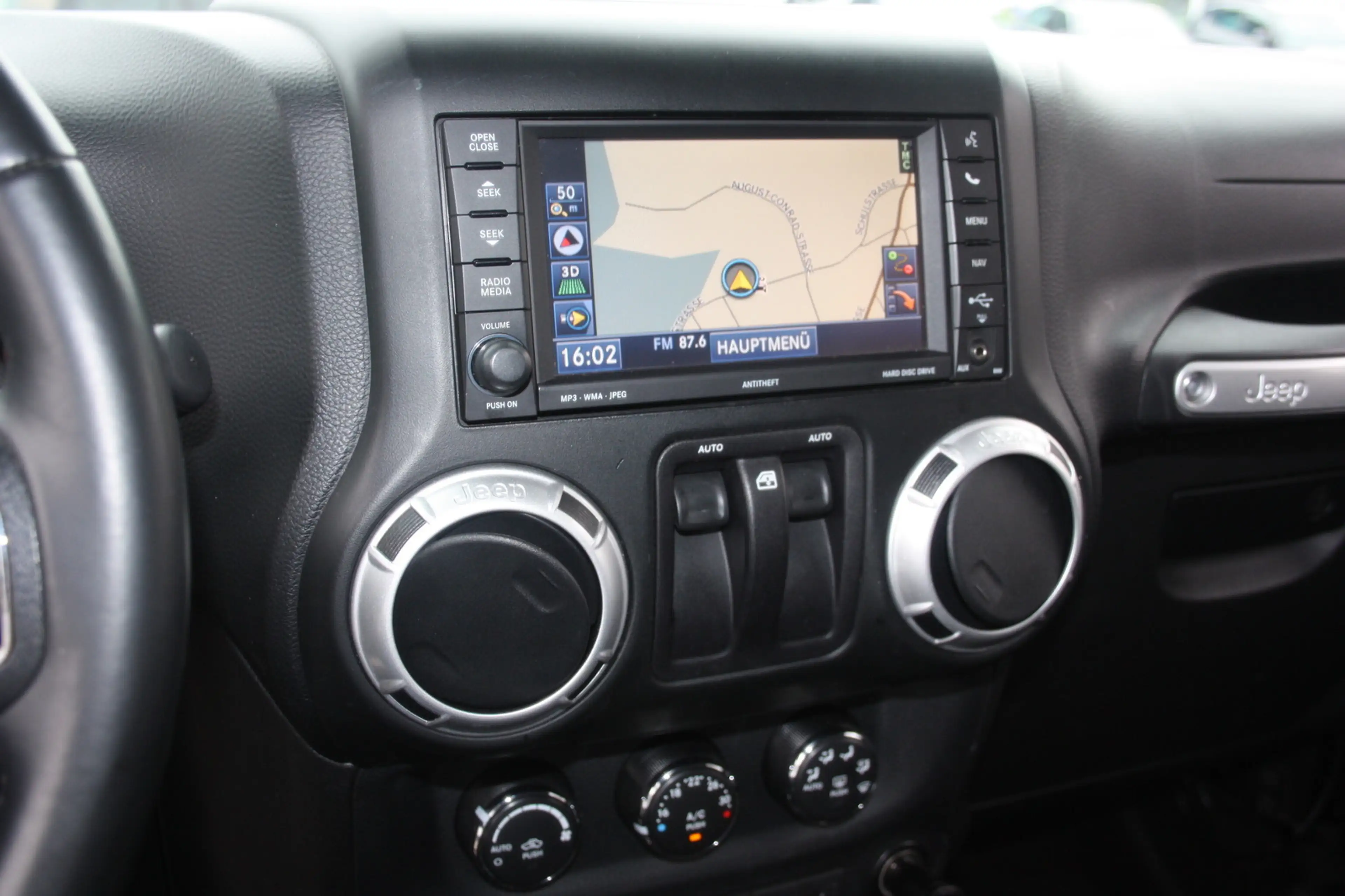 Jeep Wrangler 2.8 SAHARA Auto. Navi/Kam/Leder/Ahk — photo 13