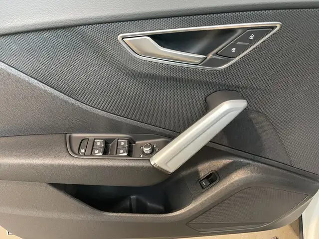 Audi Q2 view 8