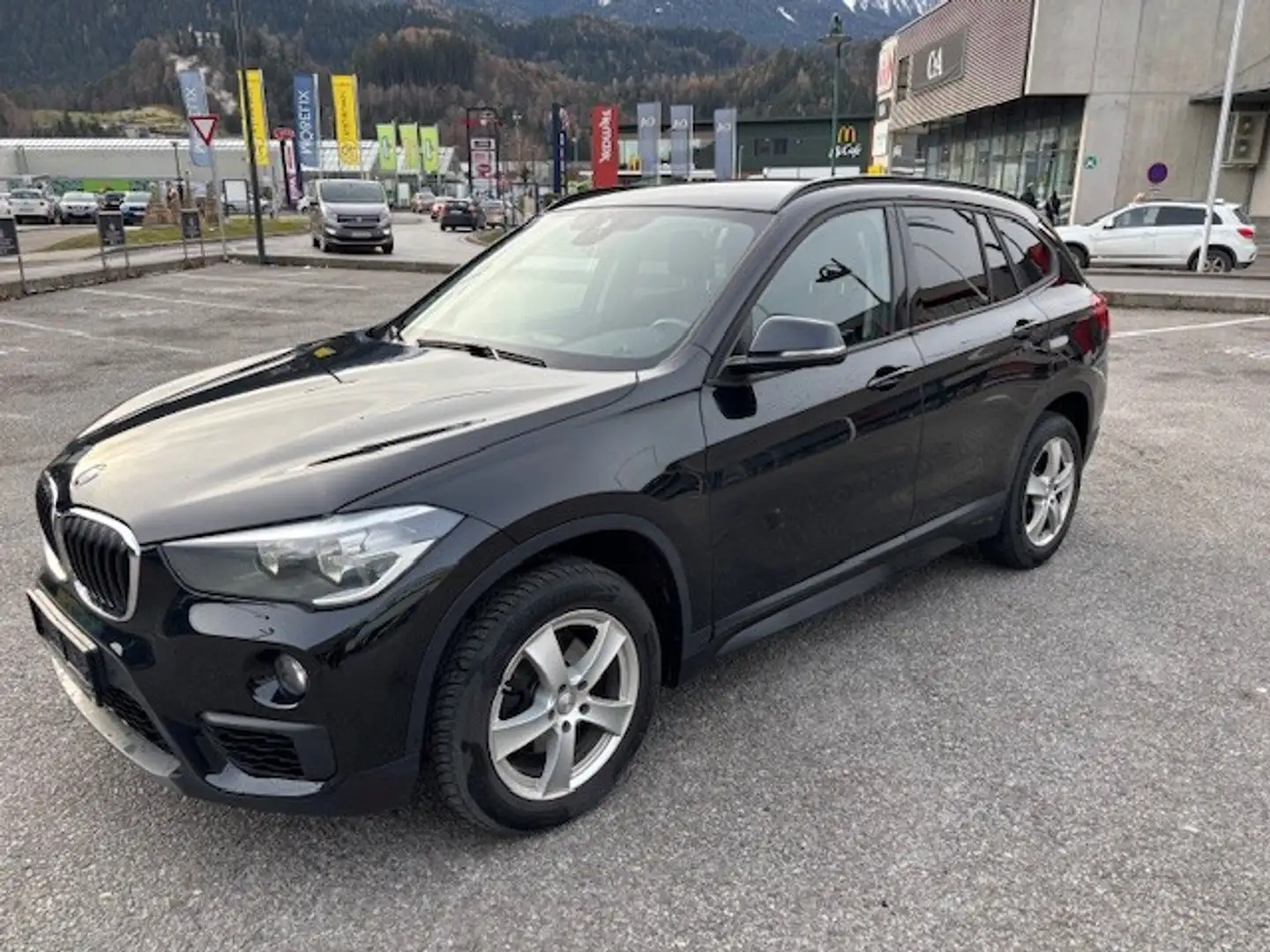 BMW X1 xDrive18d Advantage Schwarz - 1