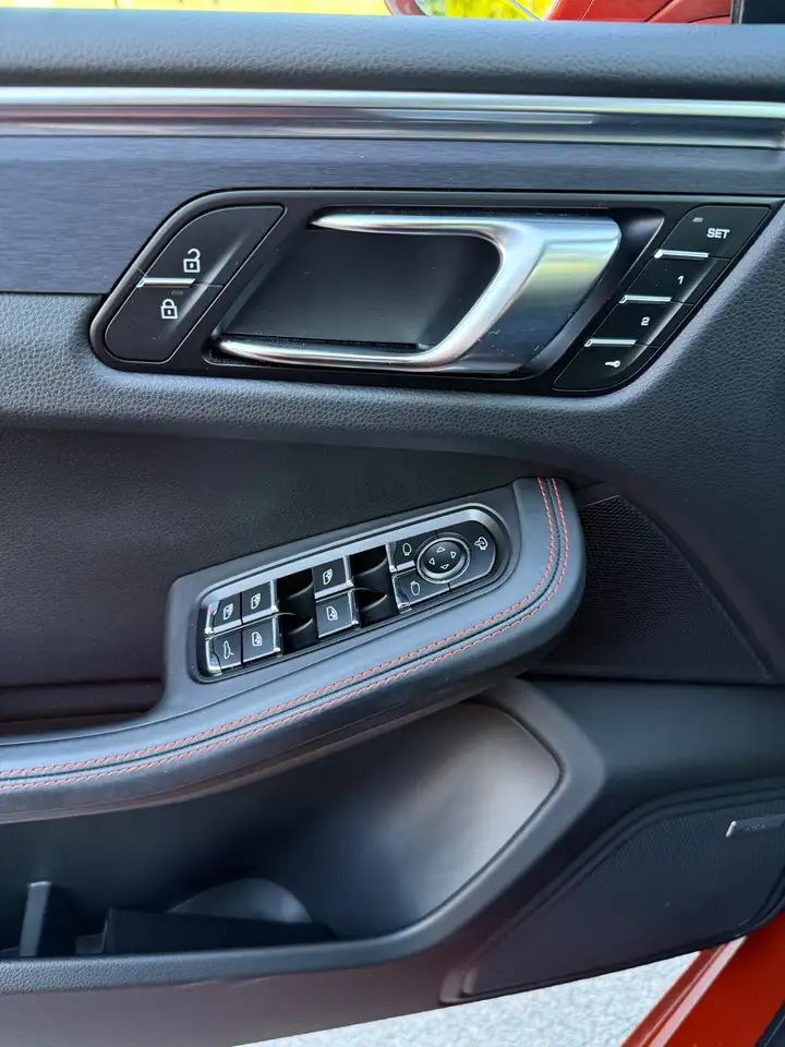 Porsche Macan photo Porsche Macan