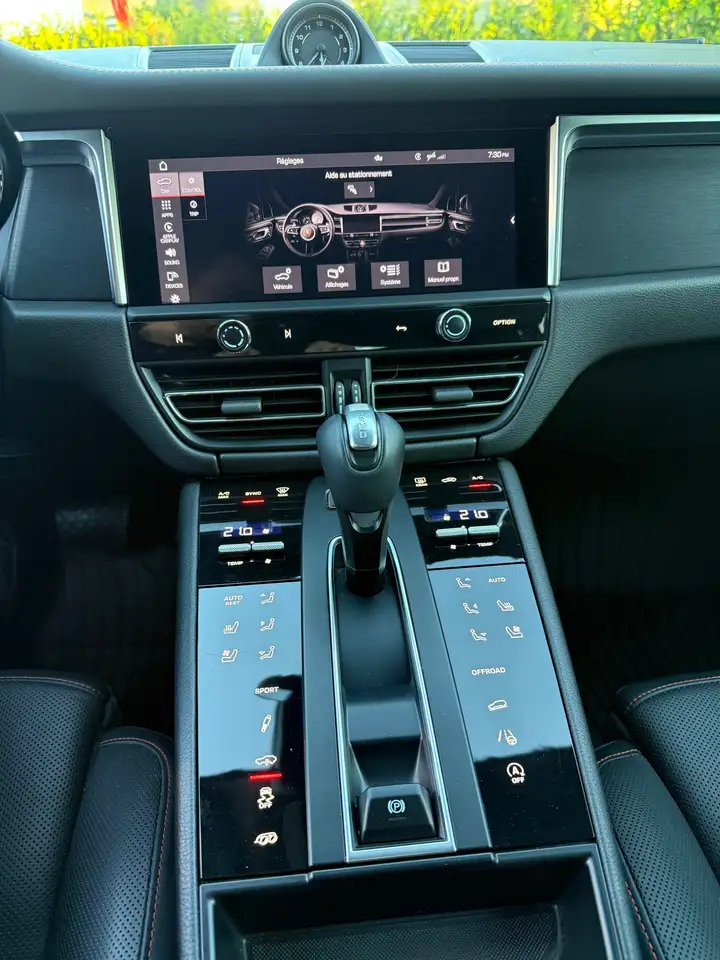 Porsche Macan photo Porsche Macan