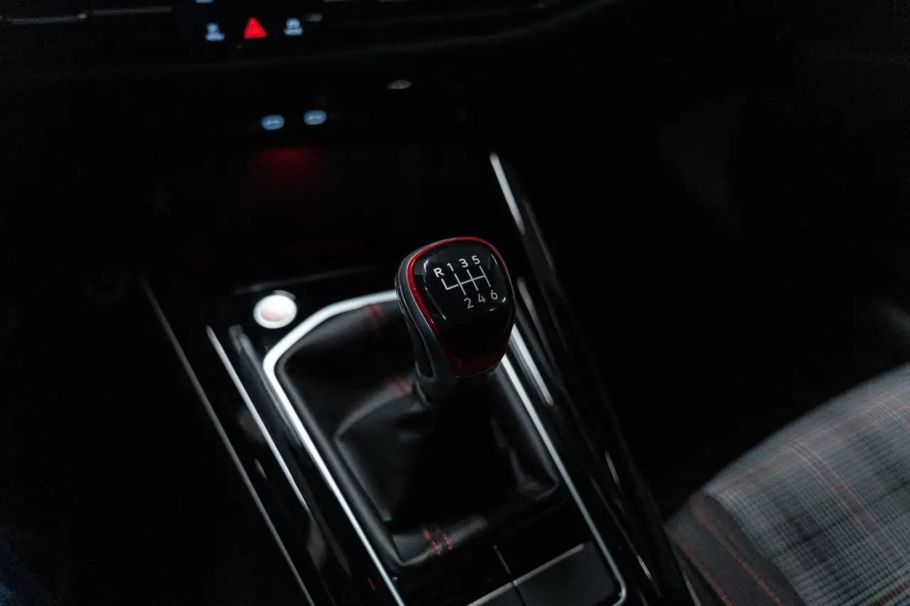 Volkswagen Golf GTI снимка Volkswagen Golf GTI