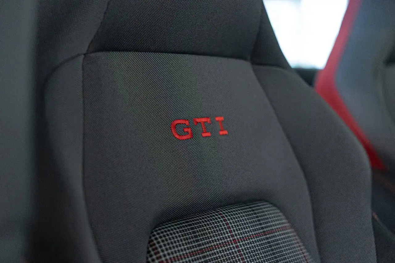 Volkswagen Golf GTI снимка Volkswagen Golf GTI